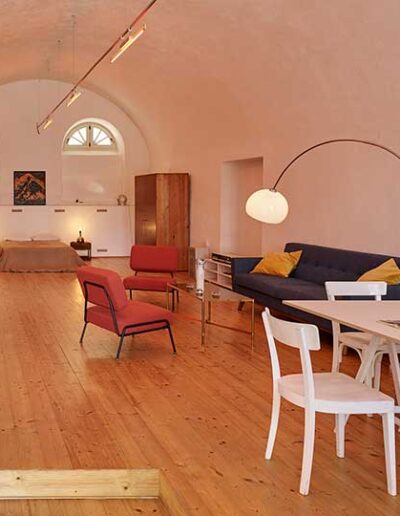 Schloss-Hollenburg_Loft-Apartment-Wohnzimmer-Bett_Foto-Marc-Lins_web