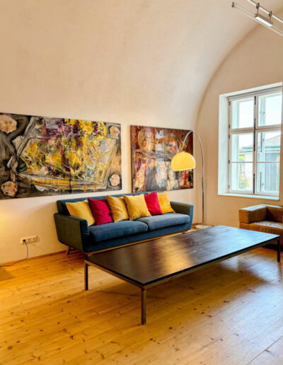 Schloss-Hollenburg_Das-laessige-Loft-Paul-Renner-Artist-Apartment_Saal-Couch-Kunst-Diagonal_Foto-Schloss-Hollenburg_web