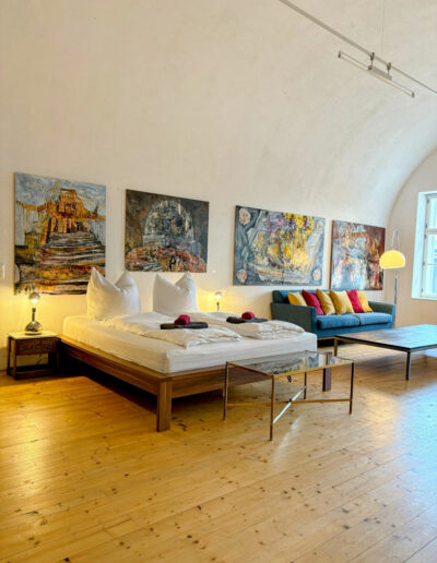 Schloss-Hollenburg_Das-laessige-Loft-Paul-Renner-Artist-Apartment_Saal-Doppelbett-Couch_Foto-Schloss-Hollenburg_web