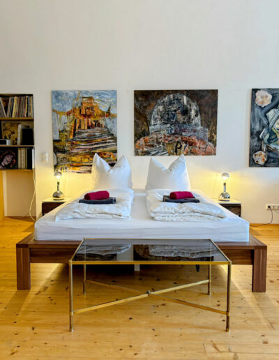 Schloss-Hollenburg_Das-laessige-Loft-Paul-Renner-Artist-Apartment_Saal-Doppelbett-Full_Foto-Schloss-Hollenburg_web