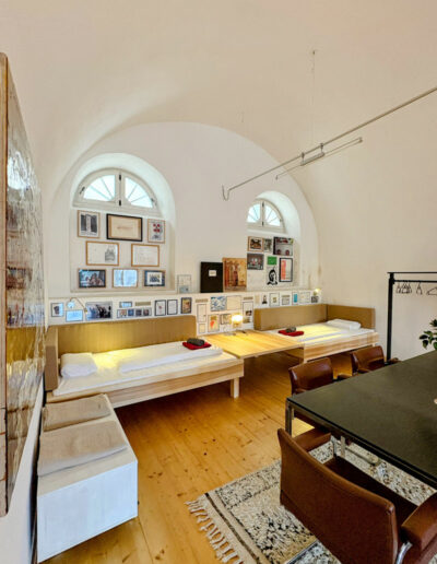 Schloss-Hollenburg_Das-laessige-Loft-Paul-Renner-Artist-Apartment_Saal-Einzelbetten_Foto-Schloss-Hollenburg_web
