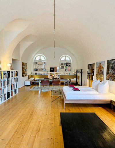 Schloss-Hollenburg_Das-laessige-Loft-Paul-Renner-Artist-Apartment_Saal-Overview_Foto-Schloss-Hollenburg_web
