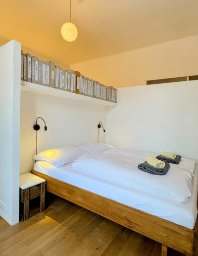 Schloss-Hollenburg_Das-laessige-Loft-Paul-Renner-Artist-Apartment_Schlafzimmer-Bett_Foto-Schloss-Hollenburg_web