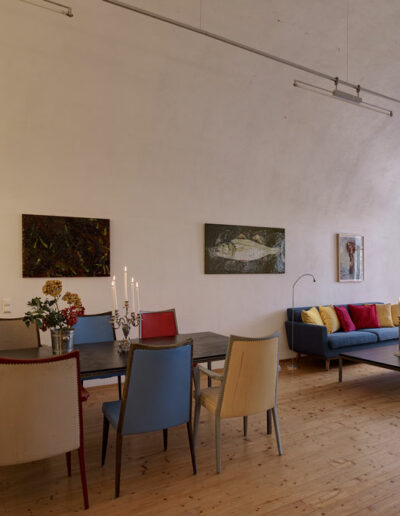 Schloss-Hollenburg_Loft-Paul-Renner-Artist-Apartment_Wohnzimmer-Blick-Hof_Foto-Marc-Lins_web