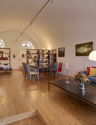 Schloss-Hollenburg_Loft-Paul-Renner-Artist-Apartment_Wohnzimmer-Blick-Strasse_Foto-Marc-Lins_web