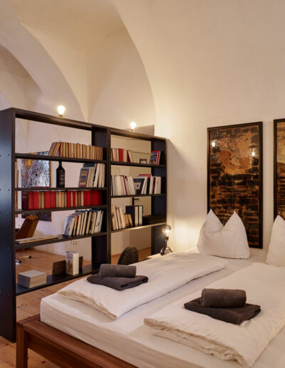 Schloss-Hollenburg_Loft-Paul-Renner-Artist-Apartment_Wohnzimmer-Doppelbett_Foto-Marc-Lins_web