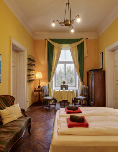 Schloss-Hollenburg_The-gallant-yellow_2.-Schlafzimmer_Foto-Marc-Lins_web